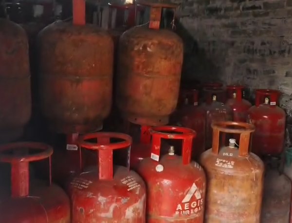 गैस सिलेंडर जमा रखने का मामला सामने आया है