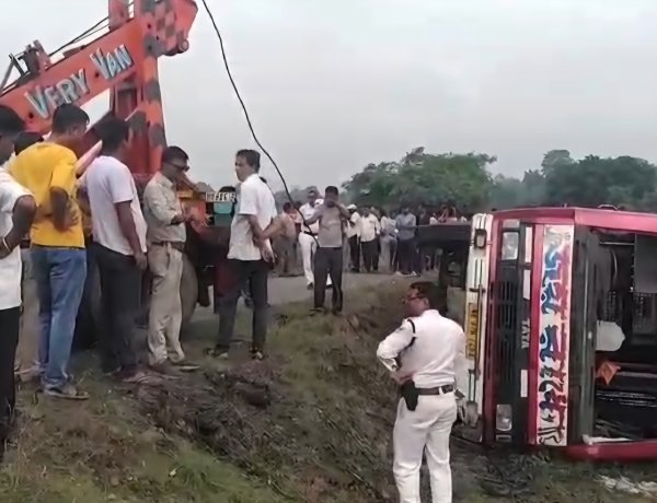 दो पहिया वाहन बचाने के चक्कर में मिनीबस ने खोया अपना आपा,महिला और बच्चा घायल