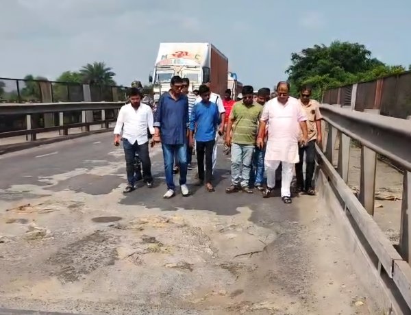 गड़ुई ब्रिज की बदहाल सड़क से बढ़ी परेशानी, विधायक कृष्णेंदु मुखर्जी ने किया निरीक्षण