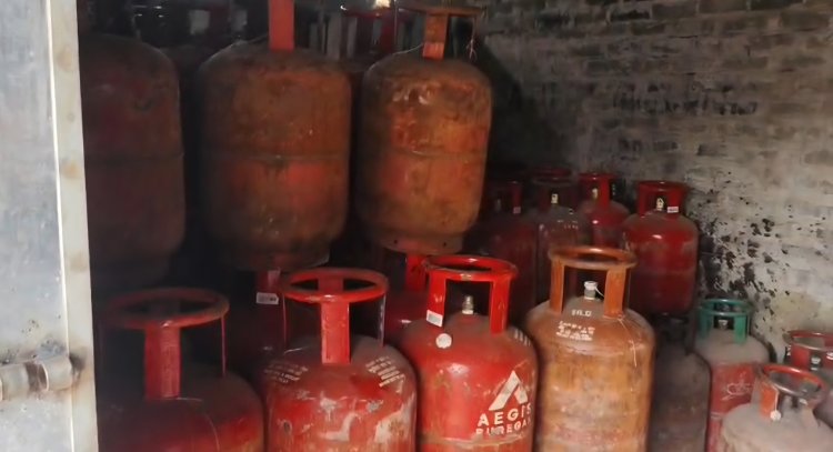 गैस सिलेंडर जमा रखने का मामला सामने आया है