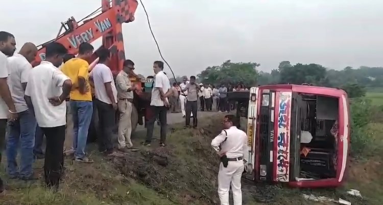 दो पहिया वाहन बचाने के चक्कर में मिनीबस ने खोया अपना आपा,महिला और बच्चा घायल