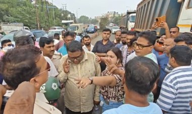 आसनसोल में डंपर की टक्कर से बाइक सवार गंभीर घायल सड़क जाम कर प्रदर्शन