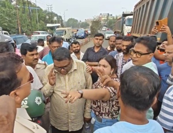 आसनसोल में डंपर की टक्कर से बाइक सवार गंभीर घायल सड़क जाम कर प्रदर्शन