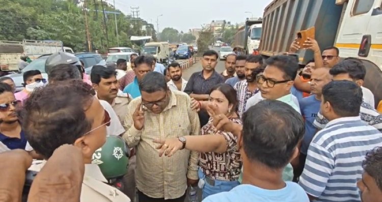 आसनसोल में डंपर की टक्कर से बाइक सवार गंभीर घायल सड़क जाम कर प्रदर्शन